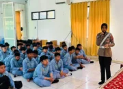 Satlantas Polres Berau Edukasi Pelajar SMPIT Ash-Shohwah tentang Keselamatan Berlalu Lintas