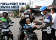 Propam Polres Berau Bagikan Masker Kepada Warga Di Tengah Kabut Asap Karhutla